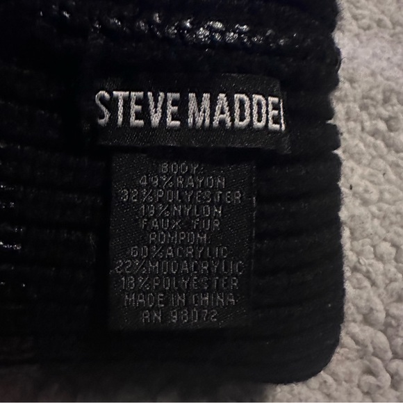 NWOT Steve Madden Black Roll Up Beanie With Pom Pom - Picture 4 of 5